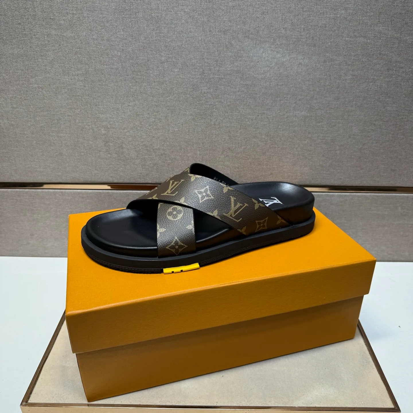 Men's men's shoes 💰pp420 [LV～] Men's casual slippers 2025z cabinet sales simultaneously 🔶Size: 38-44#️⃣ 🔷2 colors🔜The upper is made of multi-material splicing➕Cow leather lining, comfortable and breathable, sole: original comfortable, wear-resistant and non-slip outsole, ⚠️Real shot📱Photographed🎬The real thing is better📢📢📢